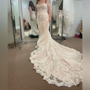 Plus size wedding dress never worn. Never altered